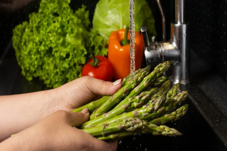 Hansı suda tərəvəzləri və otları yumaq daha yaxşıdır? — İsti yoxsa soyuq 