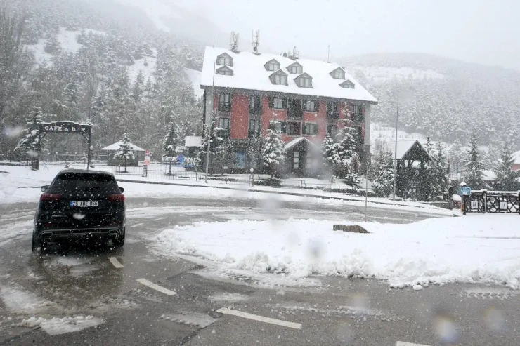 Mayın ortasında  lopa-lopa qar   yağdı