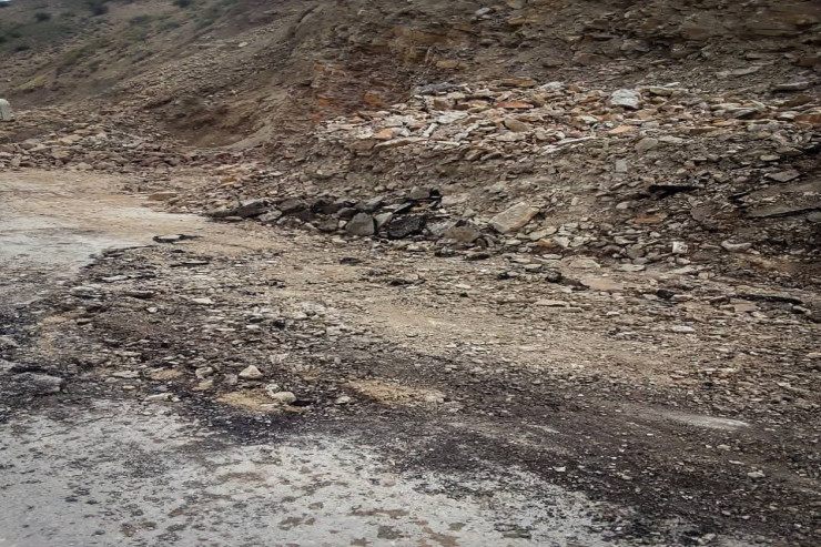 Naxçıvanda maşın yoluna düşən qaya parçaları   hərəkəti məhdudlaşdırdı