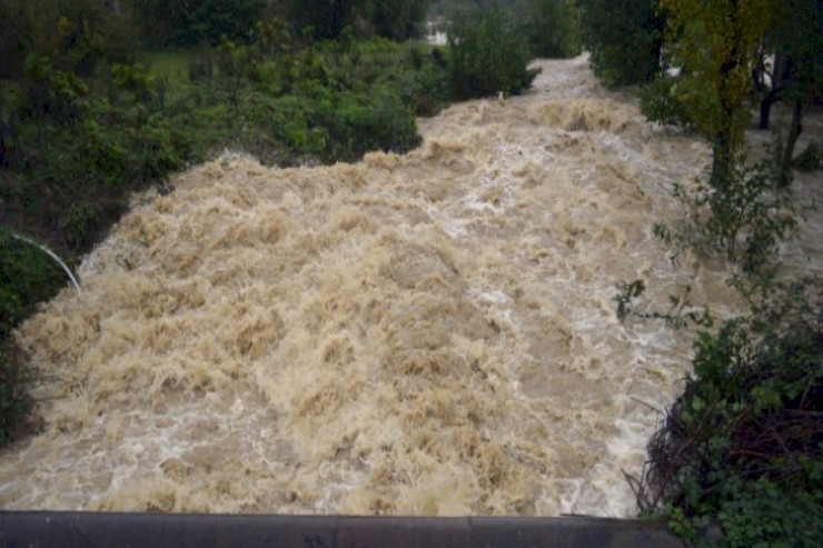 Zaqatala və Şəkidə çaylardan sel keçir 