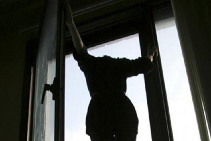 Özünü binadan atan qadın keçmiş ərinin üstünə  düşdü - Kişi öldü, qadın yox