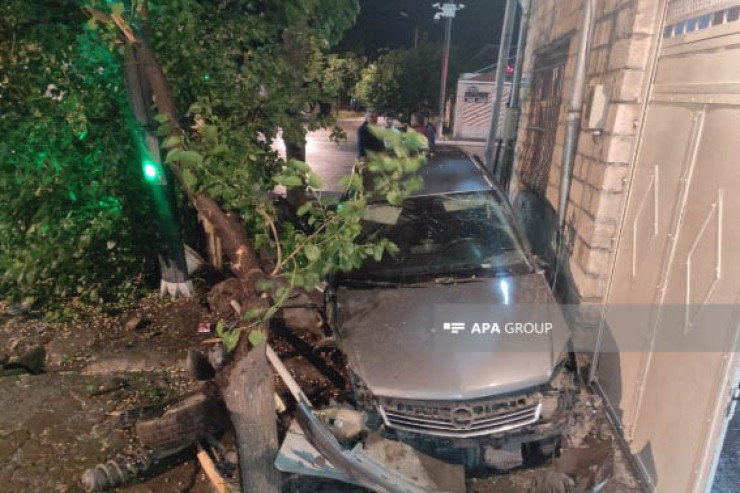 Gəncədə minik avtomobili  evə çırpıldı 