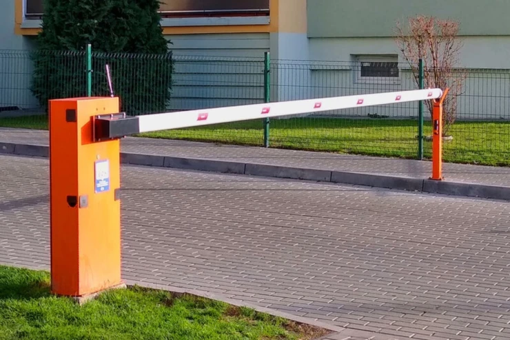 Sakini olmadığın binanın həyətinə girmək QADAĞANDIR? - MTK-ların ÖZBAŞINALIĞI 