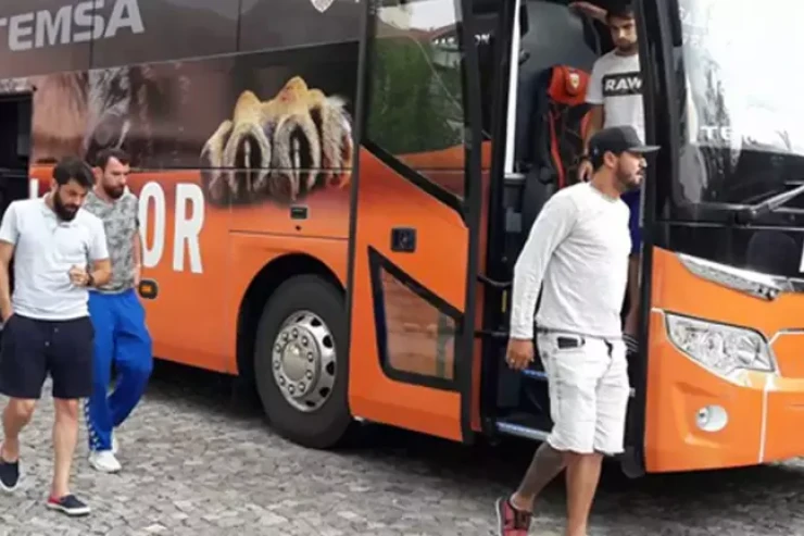 Futbolçular aşağı liqaya düşən komandadan qaçmağa  başladılar