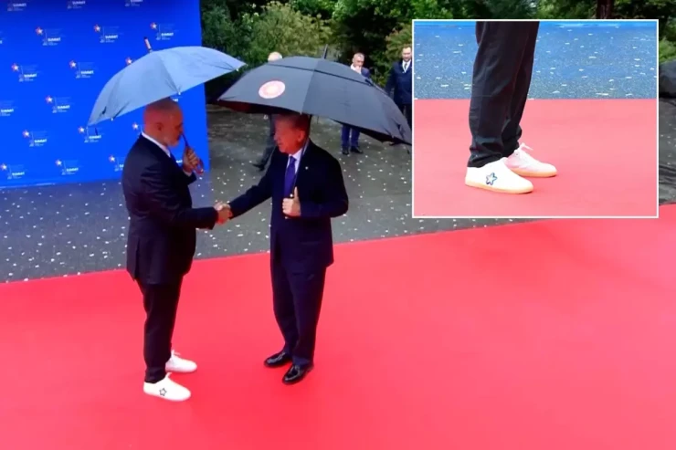 Ərdoğan baş nazirin ayaqqabılarına “ilişdi” - VİDEO 