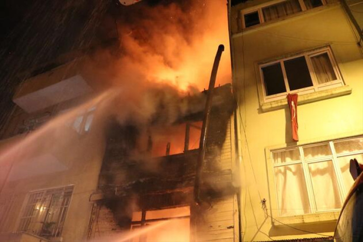 Bakıda binada YANĞIN  - Sakinlər təxliyə olundu