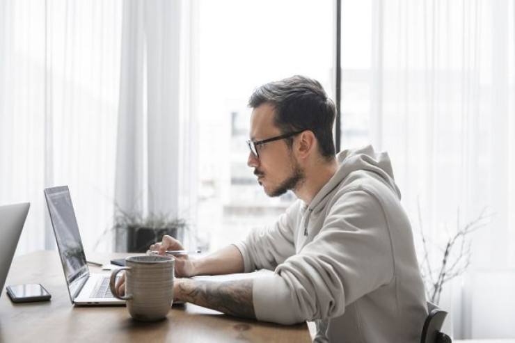 Monitoru hansı məsafədə  saxlamaq lazımdır? - Gözləriniz  “təşəkkür edəcək" 