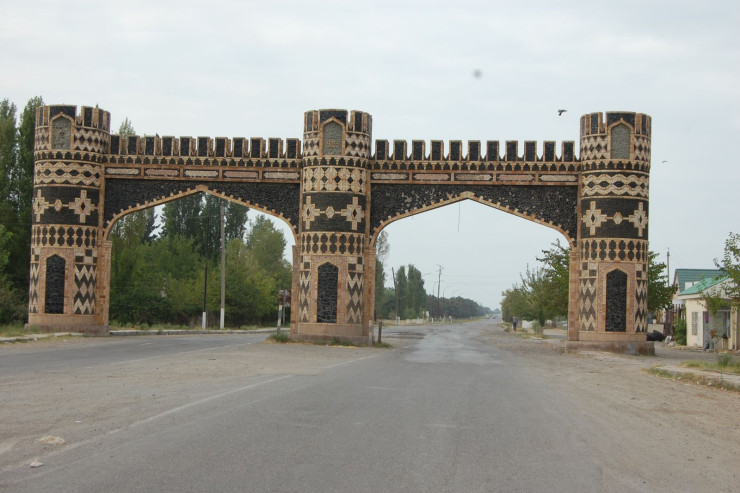 Beyləqanda maşın rəmzi giriş qapısına çırpıldı, 4 hərbçi yaralandı 