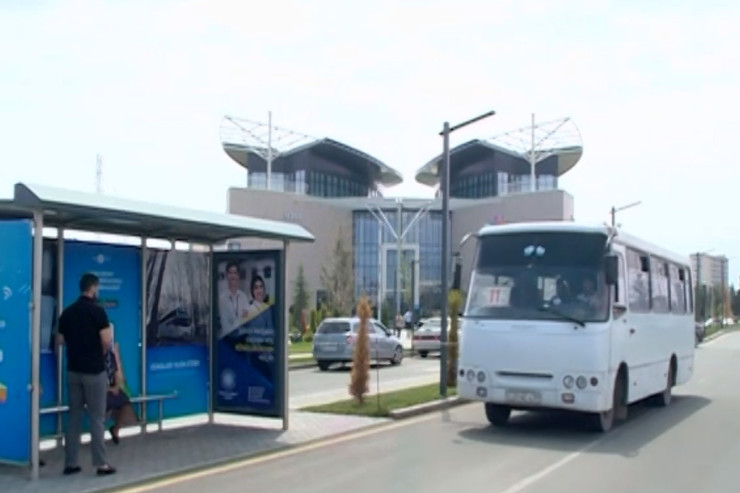 Gəncədə avtobus sürücüsü əyləci necə sıxdısa, qadın xəstəxanalıq oldu 