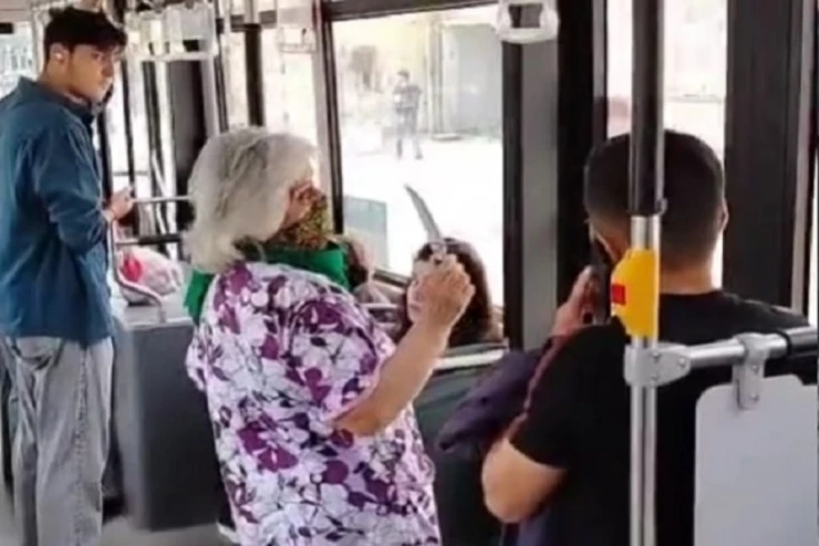 Bakıda avtobusda TƏHLÜKƏLİ ANLAR  - 68 yaşlı bıçaqlı qadın saxlanıldı - VİDEO 