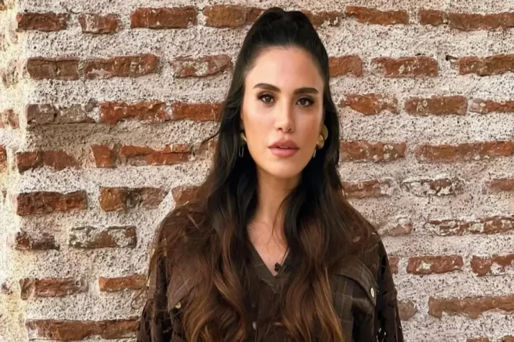 Saçlarına bir anda qıydı:  Məşhur müğənnidən imic dəyişikliyi