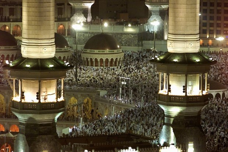 Məkkəyə piyada gedib  qayıtdı -  VİDEO 