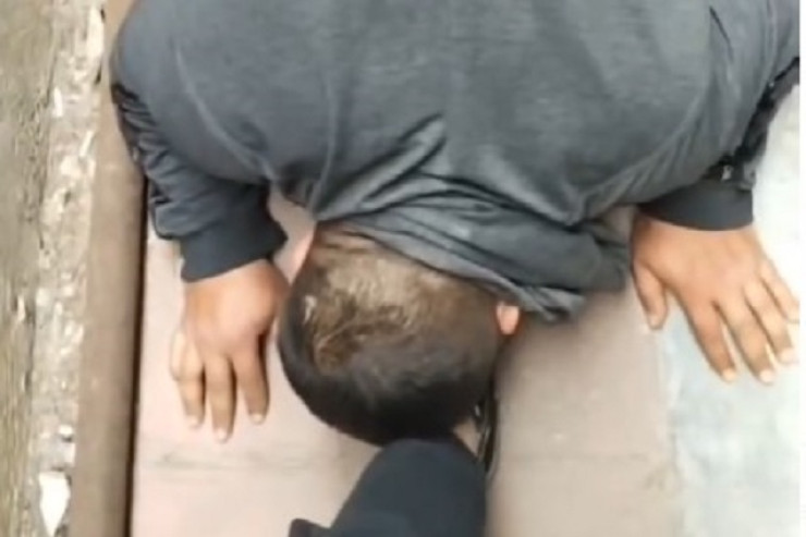 Bakıda qadın kişiyə ayağını öpdürdü - VİDEO 