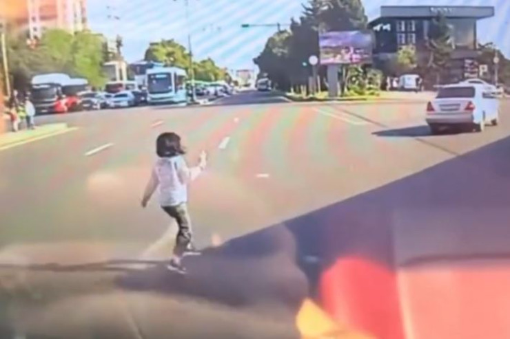 Əhmədlidə yolu keçən uşaq ölümdən döndü - HADİSƏ ANI 