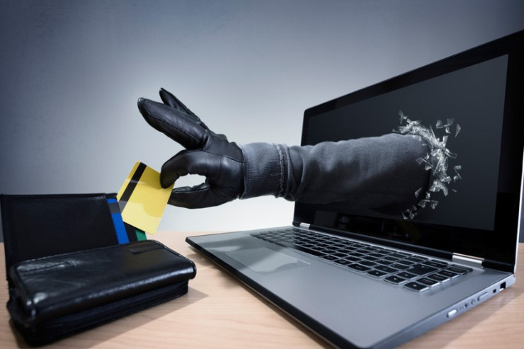 Bir günə bank kartlarından 20 min manata  yaxın pul oğurladılar