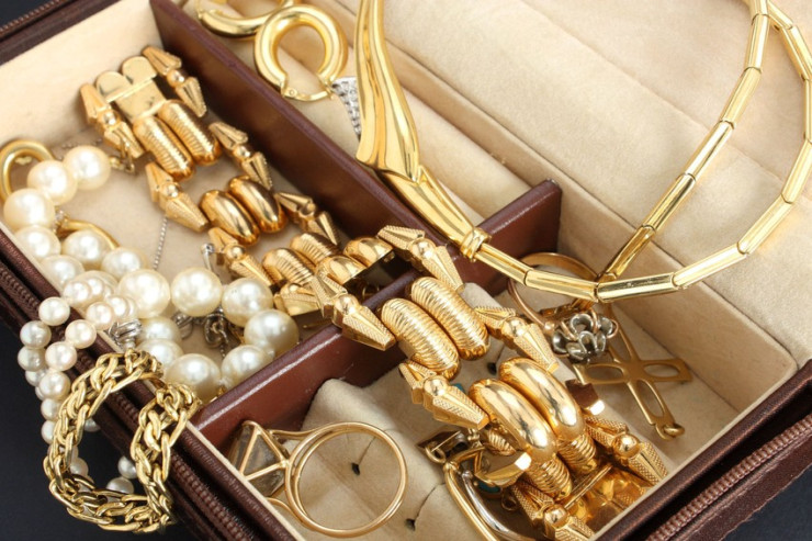 Gəlin qayınanasının   qızıllarını oğurlamaq üçün görün nə etdi? 