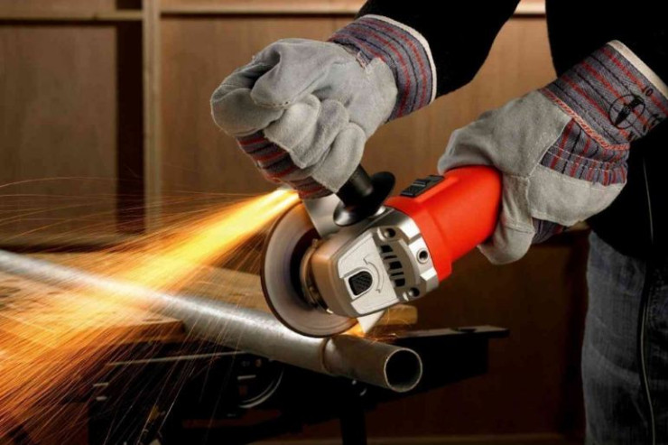 Lənkəranda laqunda yeniyetmənin barmaqlarını kəsdi 