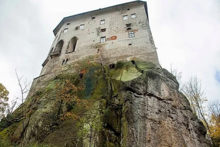 Cəhənnəmə açılan qapı kimi  tanınır: Bir qalanın sirri 