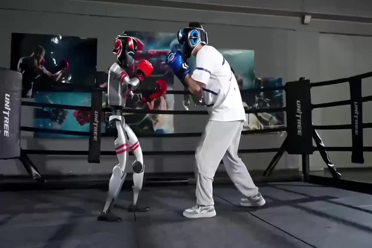 Çində insanabənzər robotlar döyüşdürüldü 