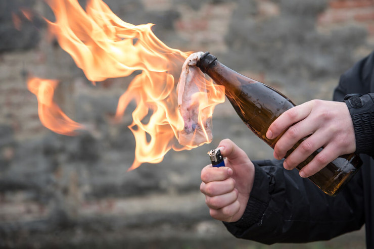 Qadın polis bölməsini yandırdı 
