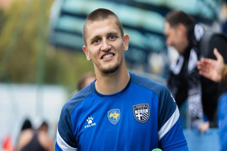 <span ><b>Qapıçı meydana  oyunçu kimi </b>  çıxdı 