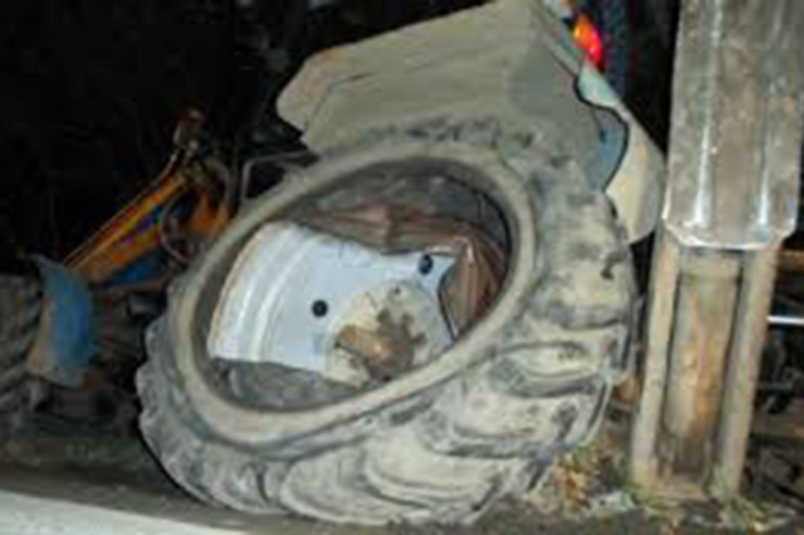 Batan avtomobili çəkən traktor aşdı-Ölən və yaralanan var 