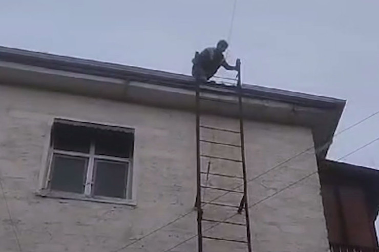 Bakıda evin damını təmir edən kişi  yıxılıb öldü 