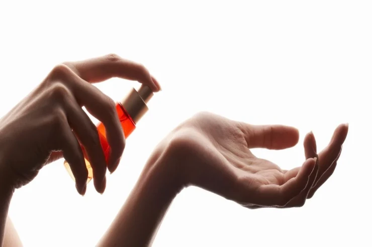 Yaşı 50-ni keçən qadınlar üçün 5 dəbli ətir : Sizi TƏƏCCÜBLƏNDİRƏCƏK 