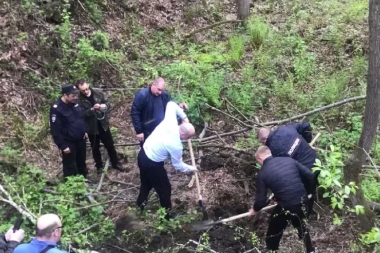 Taksi sürücüsü gənc qızı boğub  cəsədini meşədə basdırdı 