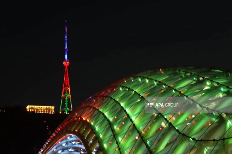 “Sülh körpüsü”  Azərbaycan bayrağının rəngləri ilə işıqlandırıldı
