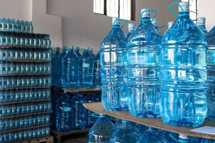 Bir "qurtum zəhər", yoxsa sağlamlıq? - Etiketdə bulaq,  içində kran suyu 