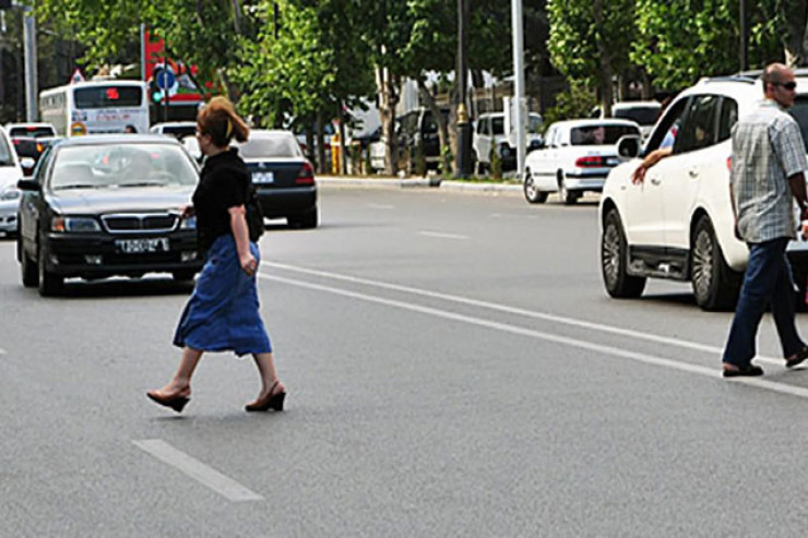 Belqradda azərbaycanlı qadını maşın vurdu, ayağı qopdu 