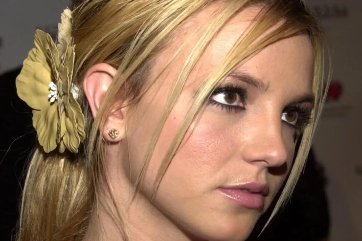 Məşhur müğənni sərxoş olub  təyyarədə dava saldı 