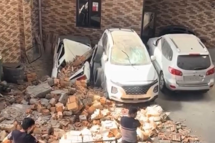 Otelin divarı avtomobillərin üzərinə aşdı - VİDEO 