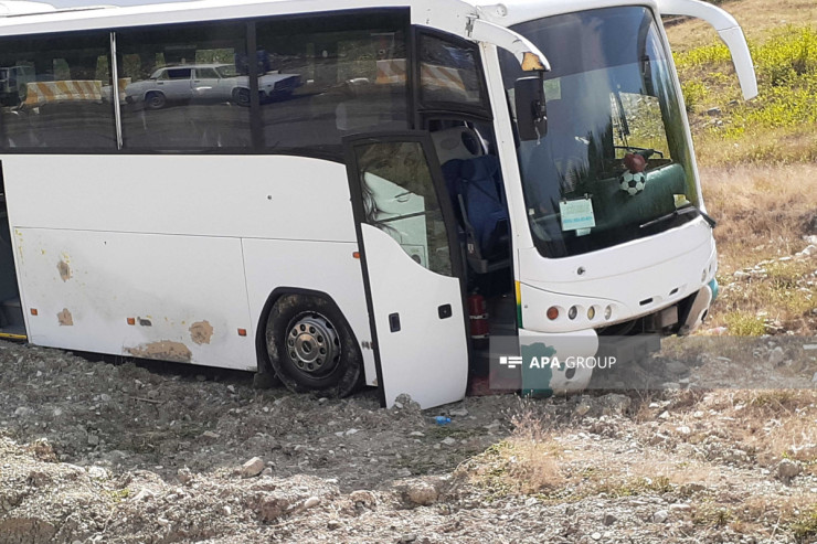 Bakıda avtobus minik maşını ilə toqquşdu, ölən var 