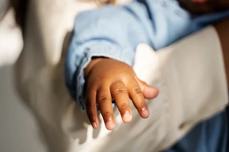 Altı yaşlı qızını satan anaya ÖMÜRLÜK CƏZA 