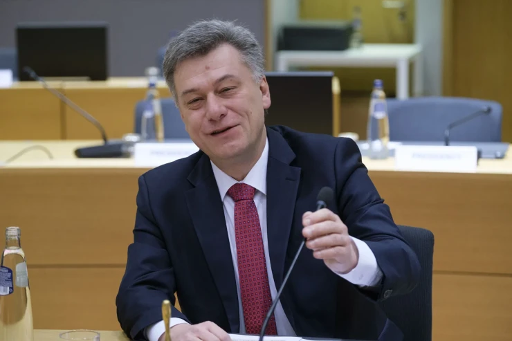 Ədliyyə naziri "Bitcoin" qalmaqalına görə  istefa verdi