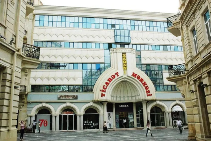 "Xaqani" ticarət mərkəzinin qarşısını tualetə çevirən  cərimələndi: "Böyrəklərimdə problem var" 