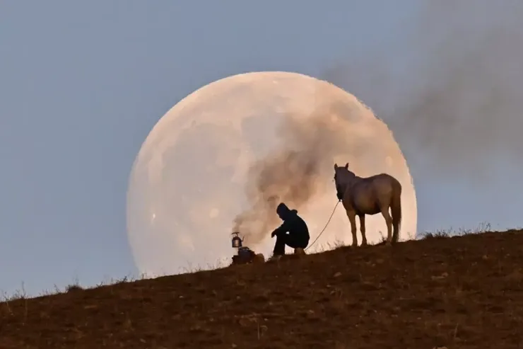 Dünən axşam görünən Tam Ayın  heyrətamiz GÖRÜNTÜLƏRİ 