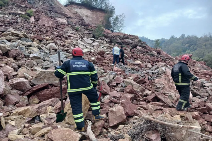 Türkiyədə daş karxanası çökdü , ölənlər var