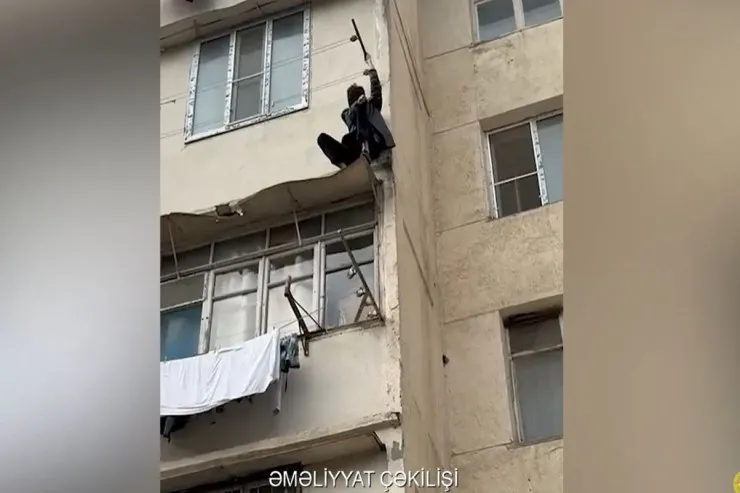 Bakıda binada təhlükəli vəziyyətdə qalan belə xilas olundu - VİDEO 