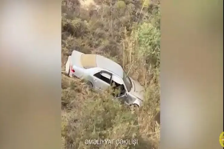 Bakıda maşın aşdı,  sürücünü güclə çıxartdılar - VİDEO 