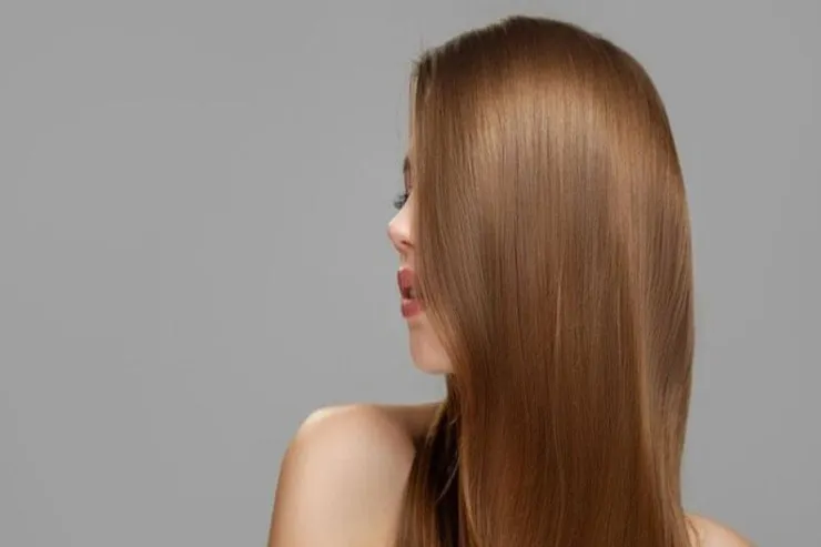 Saçları parlaq və ipək kimi etmək üçün hiyləgər üsul 