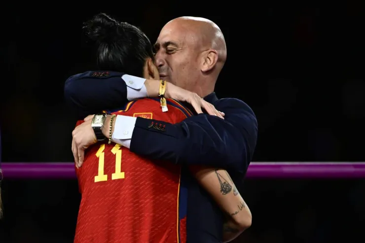 Futbolçunu dodağından öpən  federasiya prezidentinə yumurta atdılar 