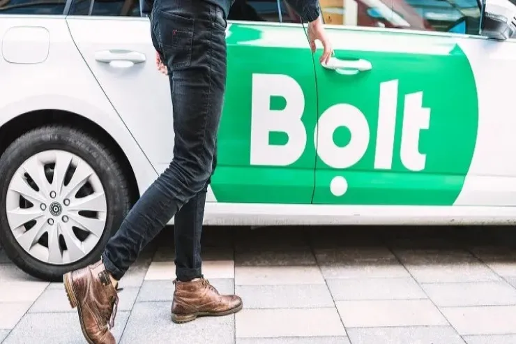 Bakıda taksi sürücüsü yol puluna görə  qazini döydü