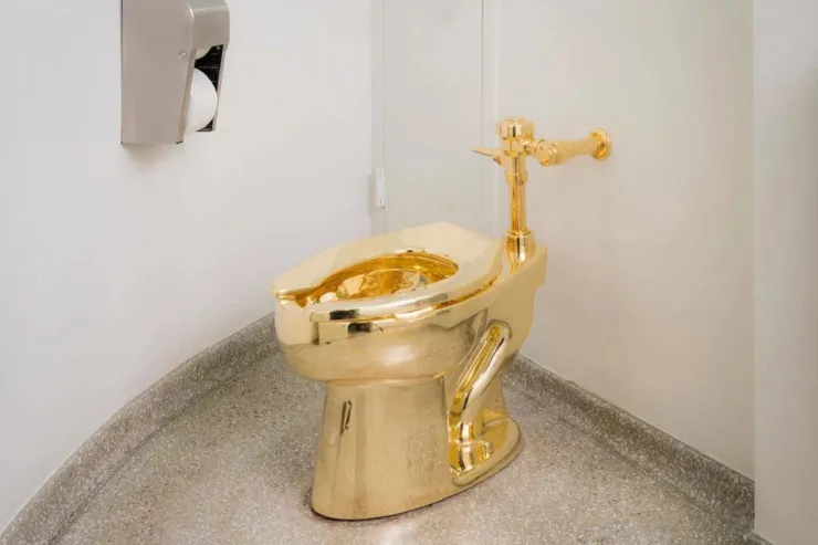 100 kiloqramlıq qızıl unitaz  12 milyon dollara satıldı