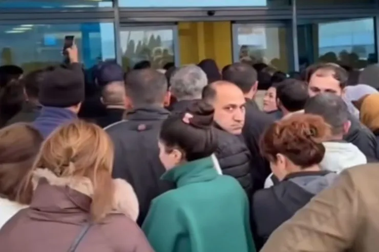 Yeni Klinikadakı növbə problemi   ilə bağlı AÇIQLAMA