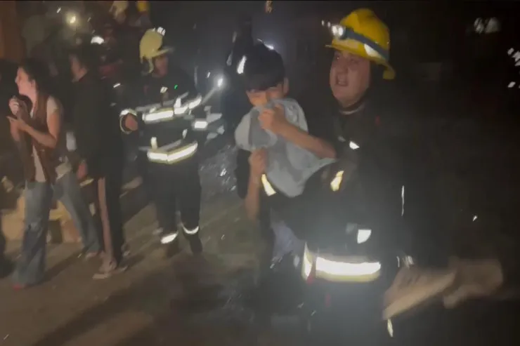 Yanğın baş verən binadan sakinlər təxliyyə edildi 