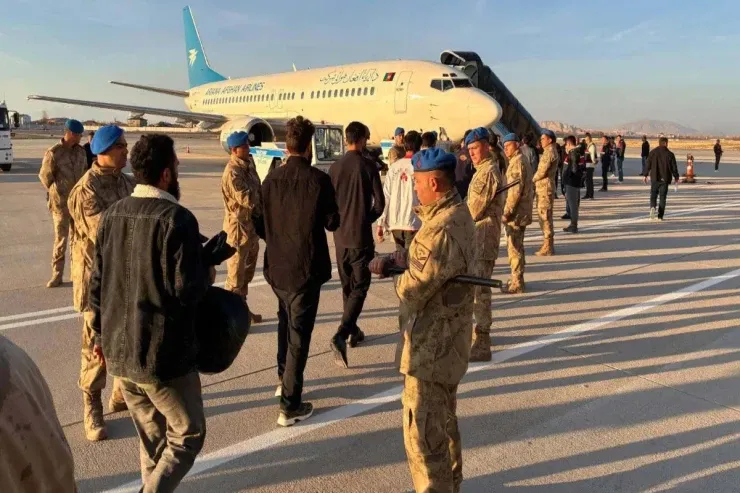 300 qanunsuz əfqan miqrant deportasiya edildi 