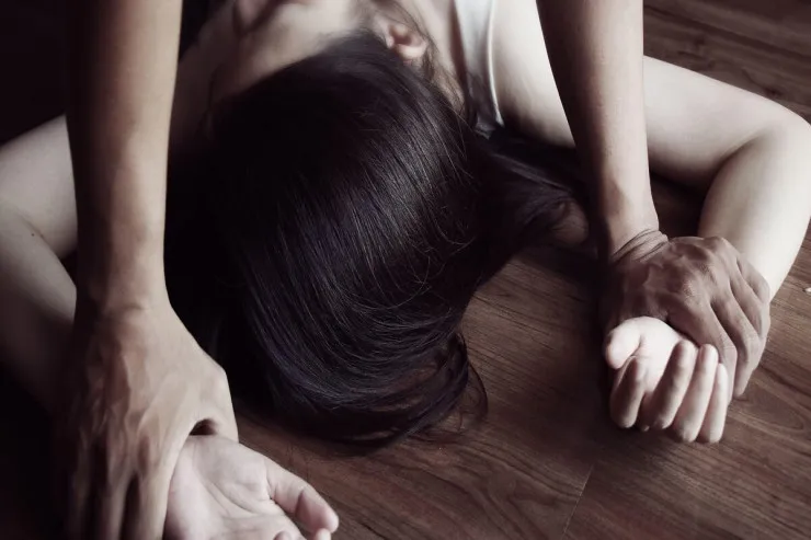 Yeni il şənliyində məmuru zorlayan məktəbliyə  hökm oxundu